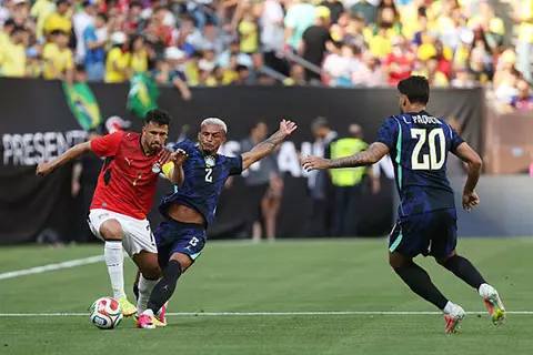 منسق منتخب البرازيل: لدينا قلق شديد بشأن إصابة ويسلي أمام مصر